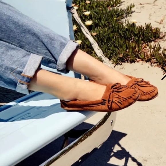 Minnetonka Women’s Kilty Hardsole Moccasin - Great Condition - Picture 2 of 7